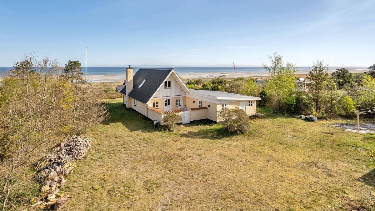 Bønnerup Strand House | Cozy home in Glesborg with kitchen