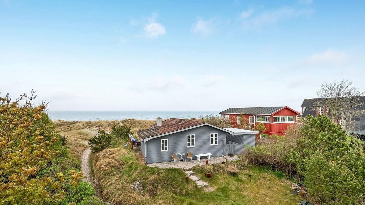 Grena Strand House | Cozy home in Grenaa with house sea view