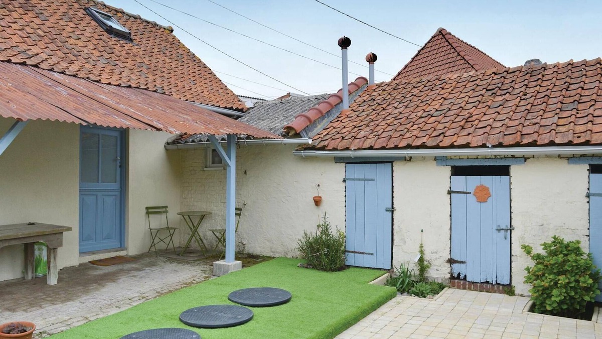 Grigny House | Cozy home in Grigny with kitchen
