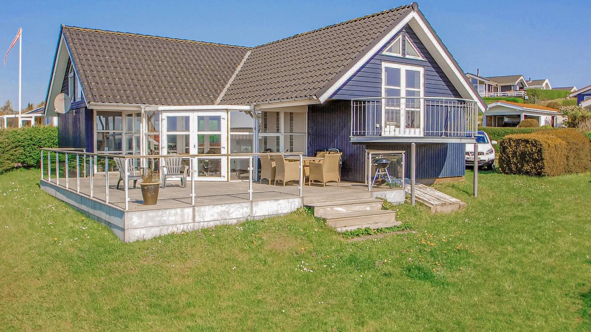 Hejlsminde Strand House | Cozy home in Hejls with house sea view
