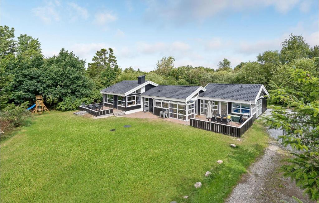 Bratten Strand House | Cozy Home In Jerup With Kitchen