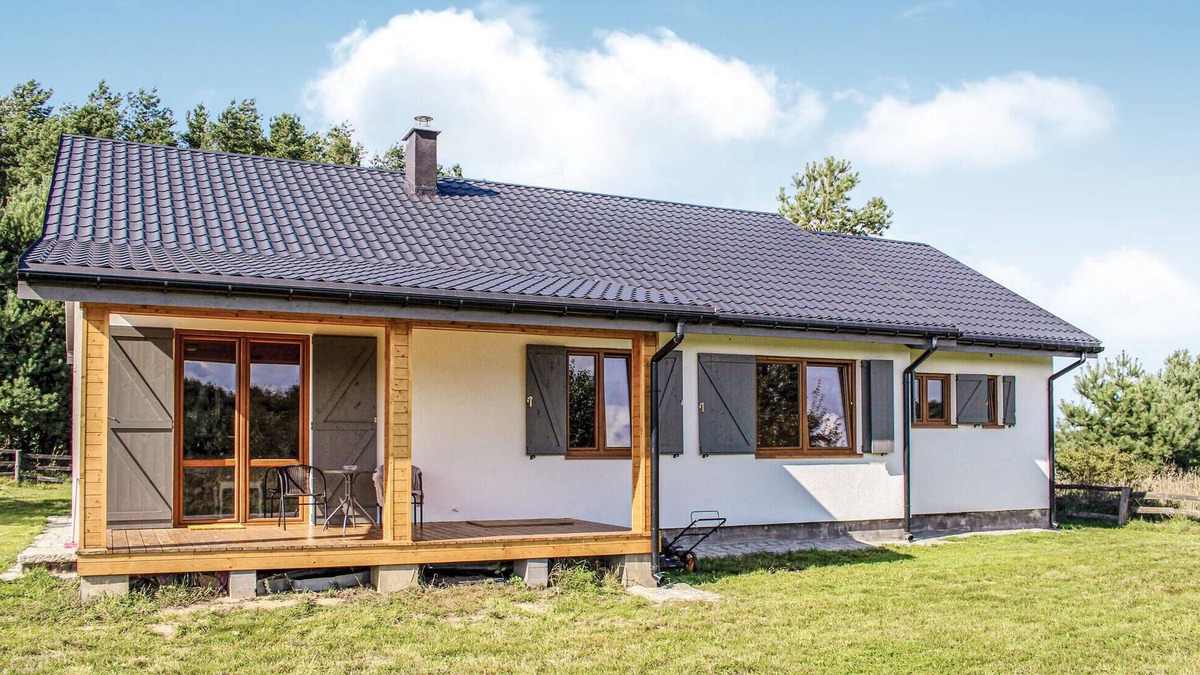 Kolczewo House | Cozy home in Kolczewo with kitchen