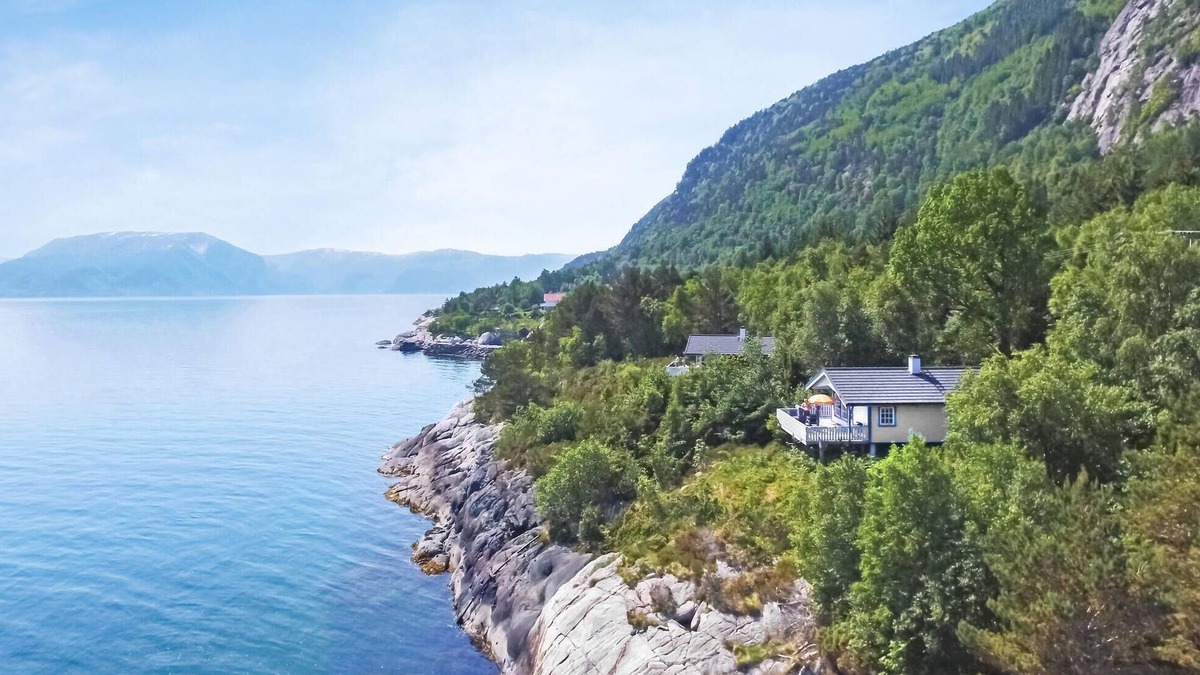 Brekke House | Cozy home in Lavik with house sea view