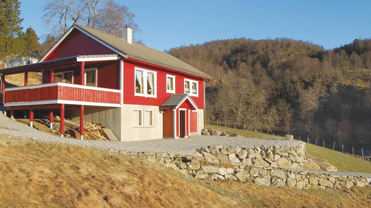 Kvinnherad House | Cozy home in Matre with house sea view