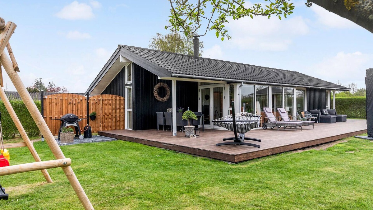 Næsby Strand House | Cozy home in Nakskov with kitchen