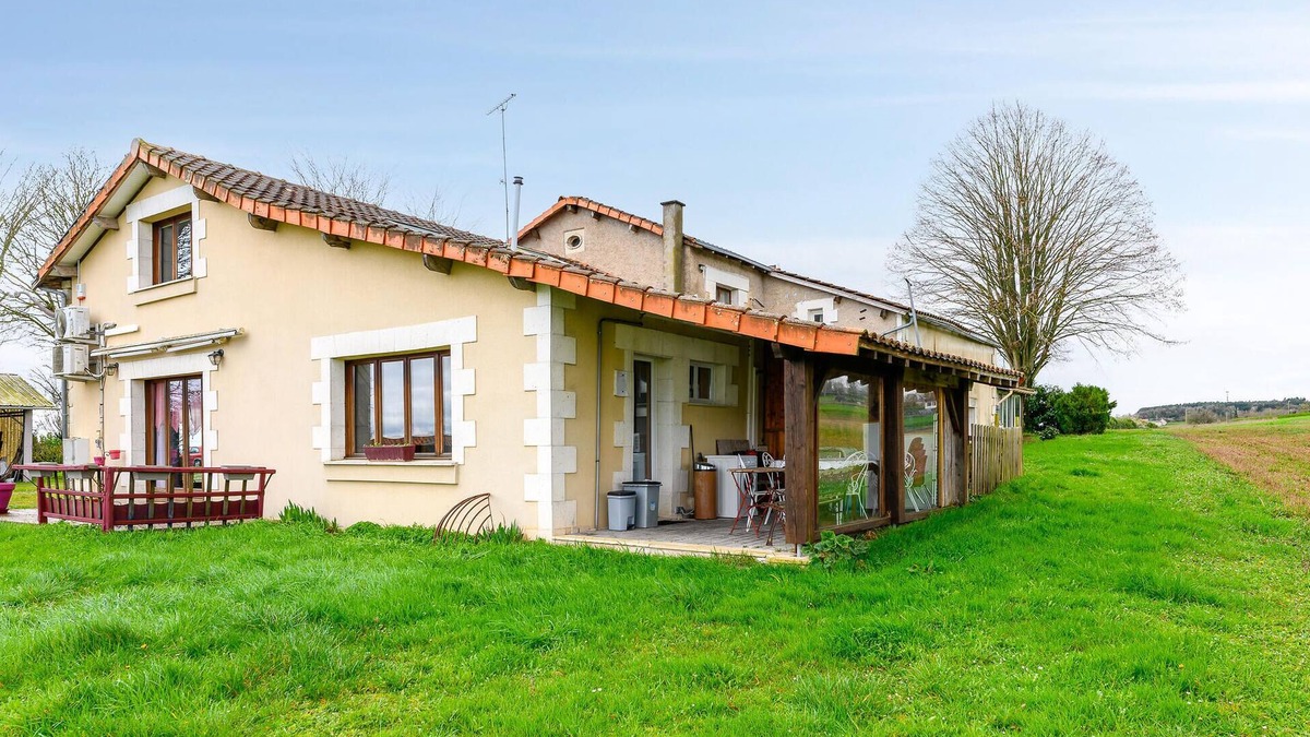 Scorbe-Clairvaux House | Cozy home in Scorbé-Clairvaux with WiFi