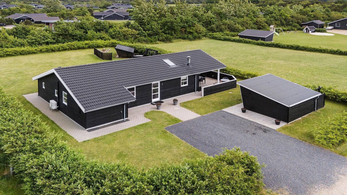 Skaven Strand House | Cozy home in Tarm with WiFi