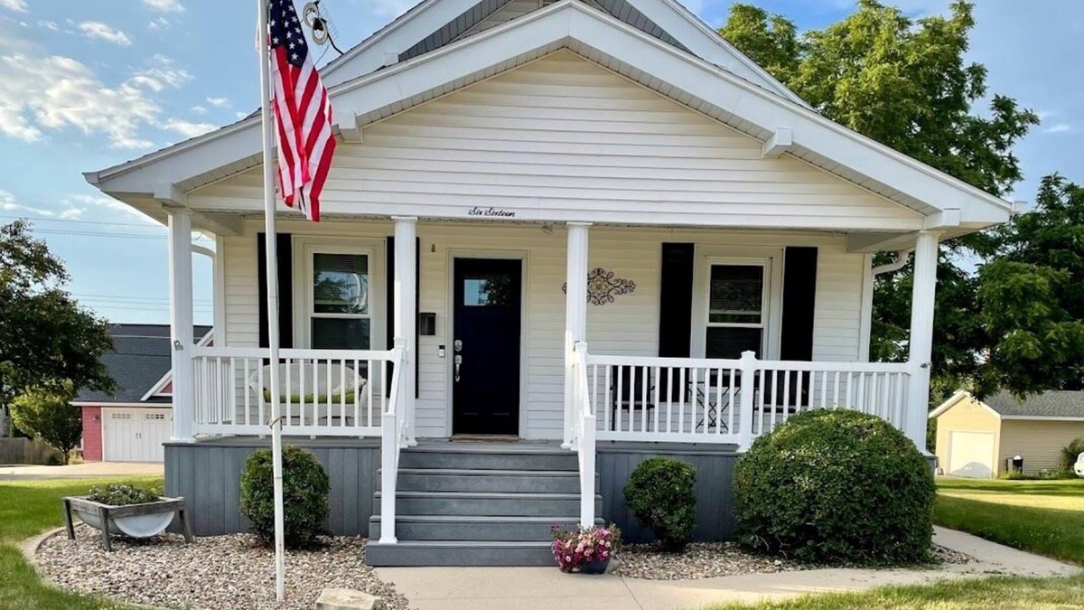 Dyersville House | Cozy Home in the heart of Dyersville, IA!