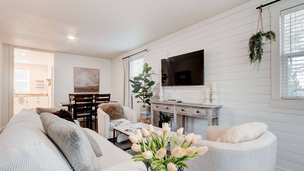 Hough House | Cozy home in the heart of Vancouver. Next to a park. Few min drive to PDX.