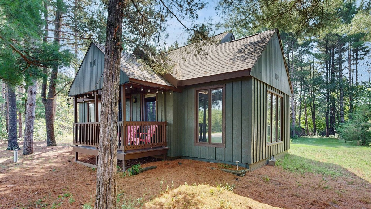 Adams House | Cozy Home in the trees, w/large yard, fire pit, gas grill, & WIFI