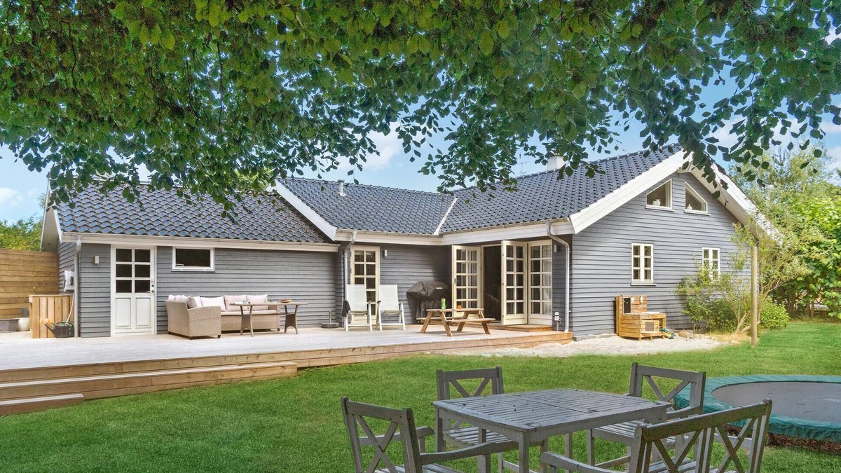 Bøtø By House | Cozy home in Væggerløse with sauna