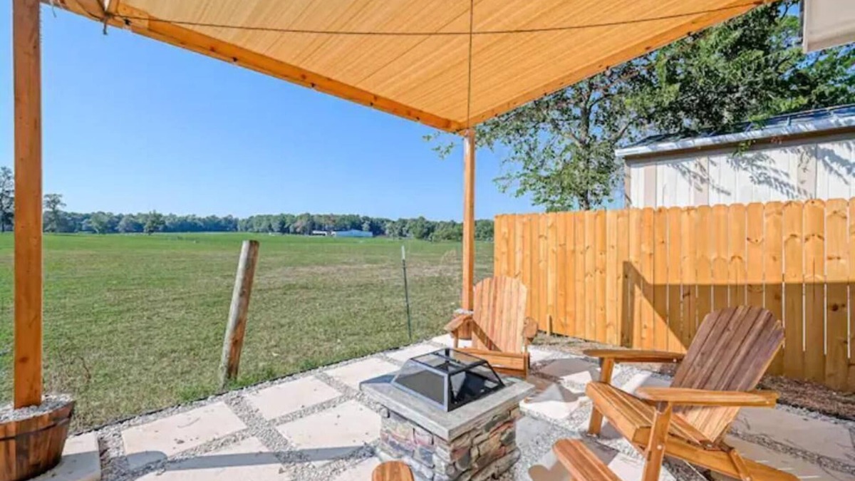 Montgomery House | Cozy Home Lake Conroenn