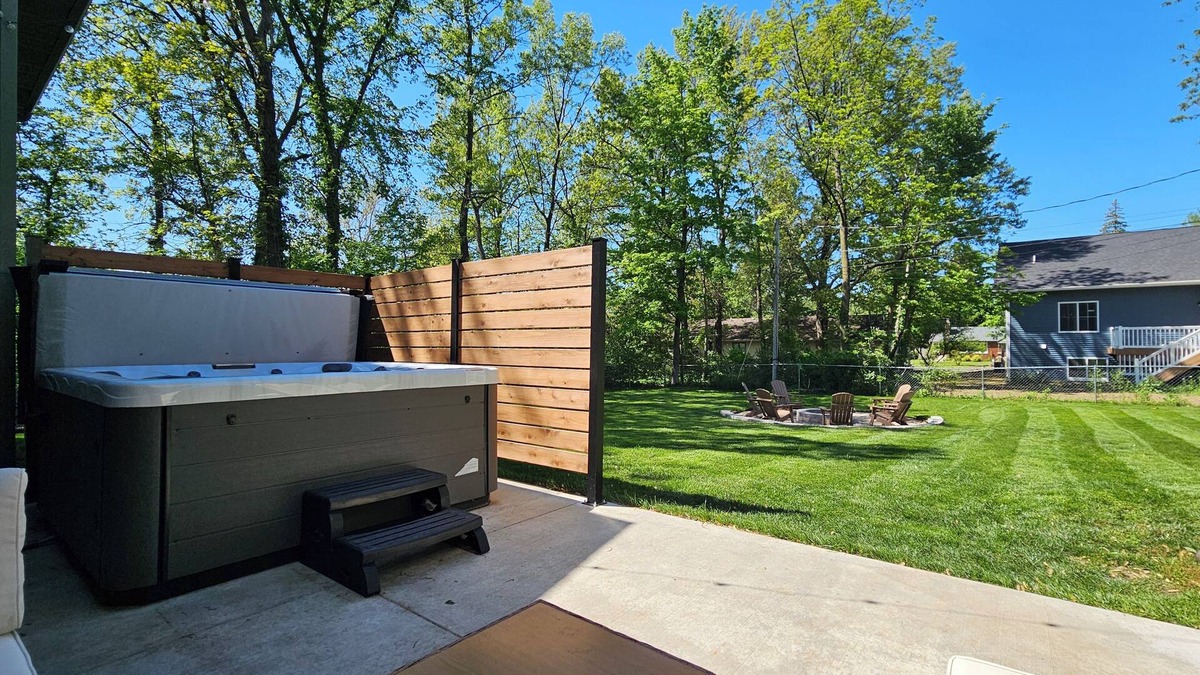 Holland House | Cozy Home Near DOWNTOWN w/HOT TUB, Fire Pit, Bikes, King Bed, and Full Kitchen
