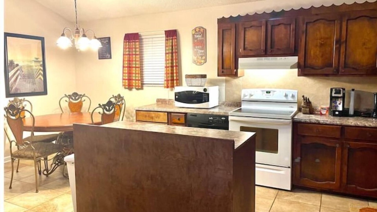 Perry House | Cozy Home- Near Perry Fair - Rigby's-Robins AFB
