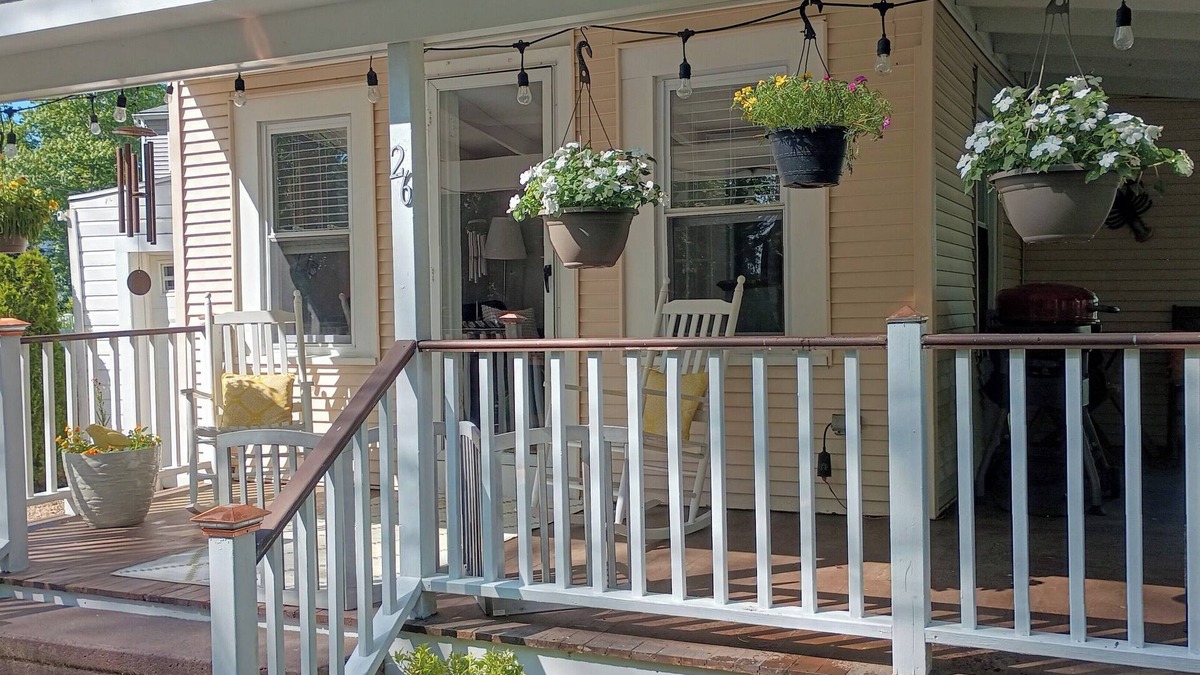 Branford Cottage | Cozy Home near private beach , close to New Haven area colleges Hospitals