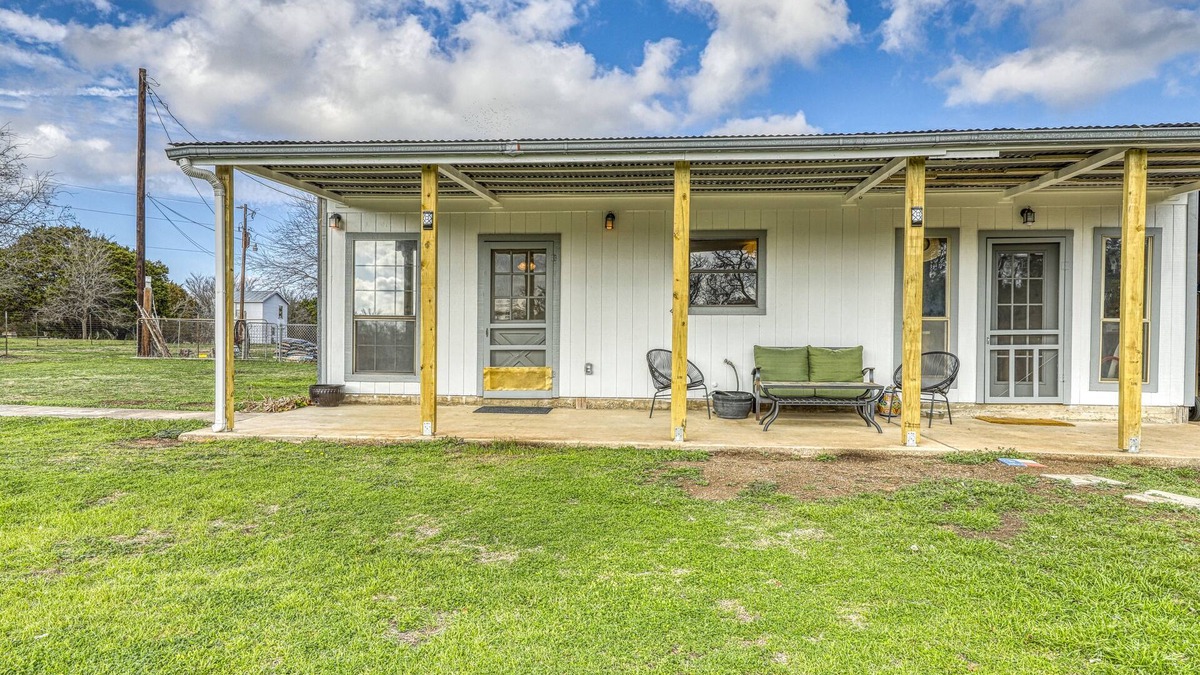Liberty Hill House | Cozy home near river access with firepit & playground