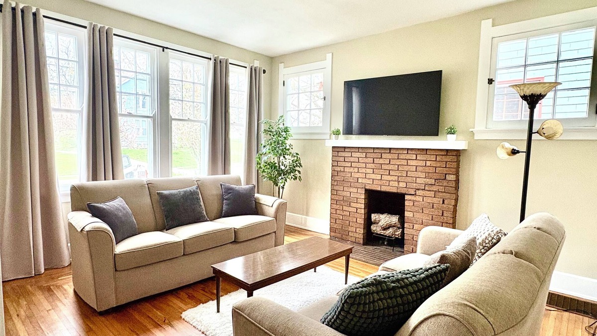 Roselawn Finance House | Cozy home on peaceful street in College Hill. Trails, park & tennis steps away.