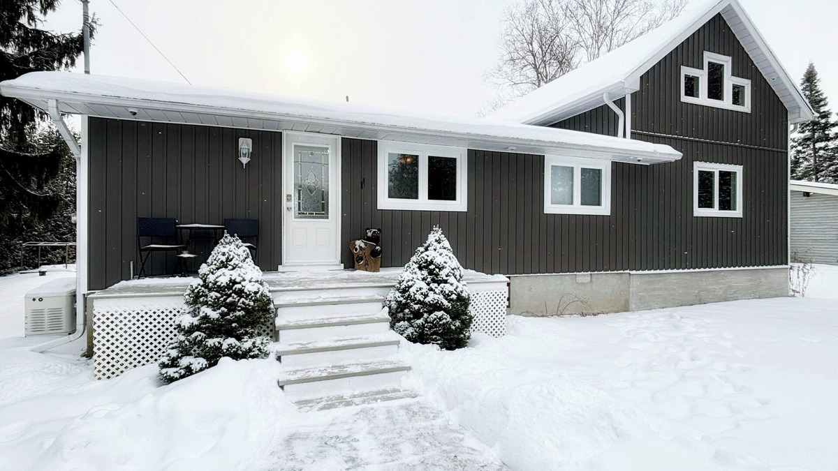 Fenelon Falls House | Cozy Home on Sturgeon Lake with Hot Tub