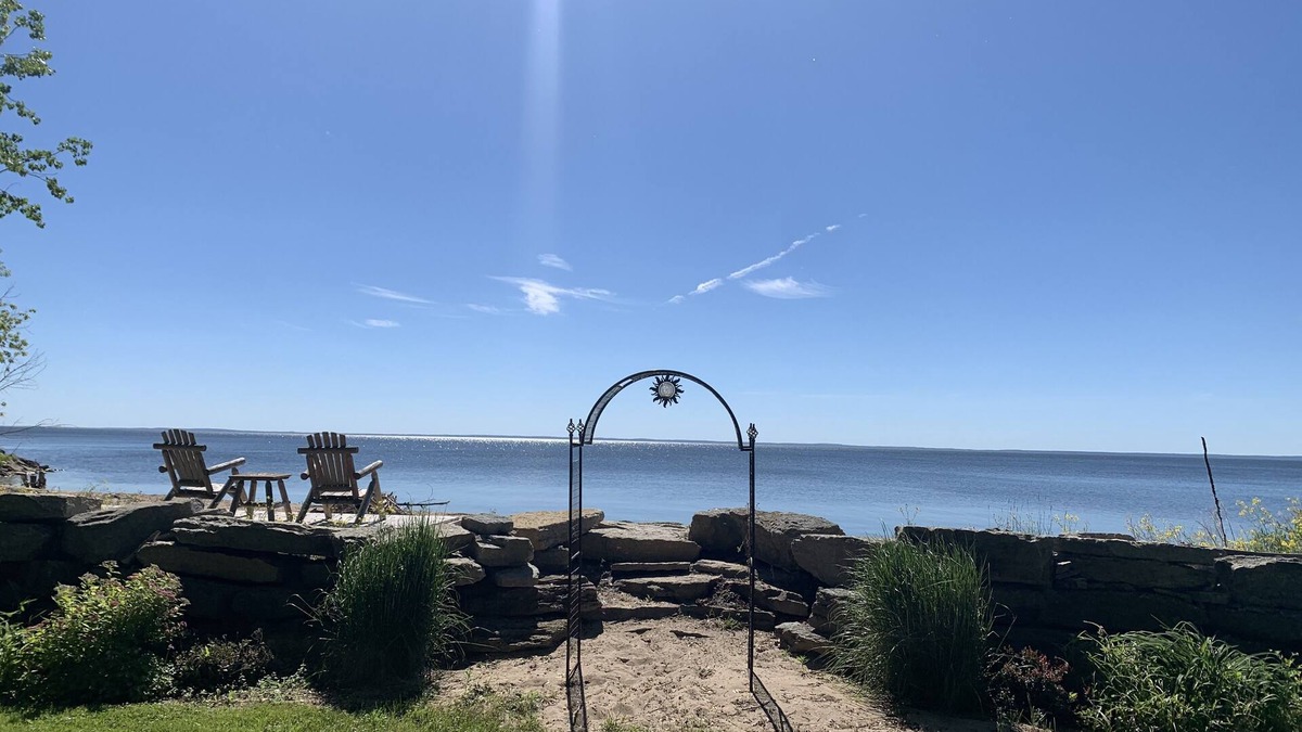 Little Suamico House | Cozy home on the bay with sand beach and beautiful sunrises!🌅