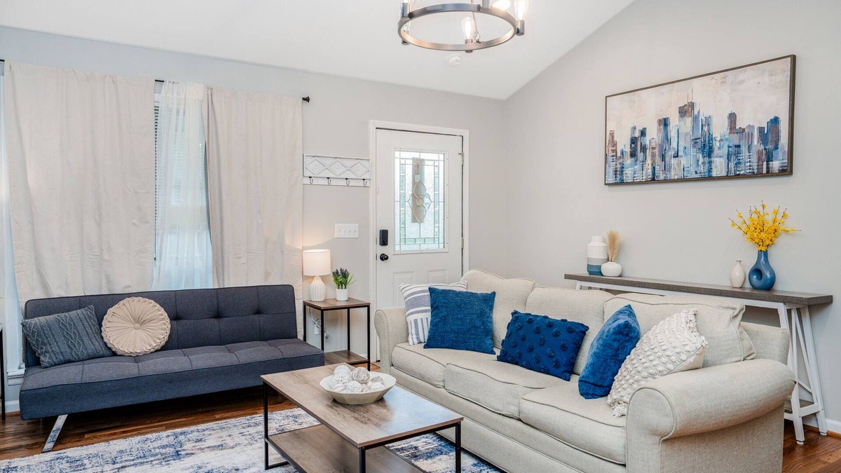 Alabaster House | Cozy Home, Perfect for Families! 3 Bedroom with fenced yard/garage storage