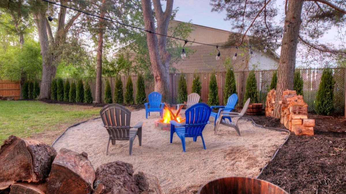 Farmington Hills House | Cozy home sleeps 10, fire-pit, entertaining space