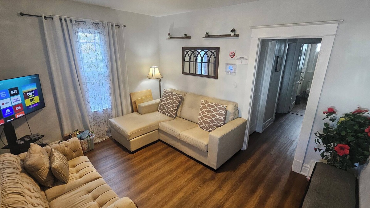 Niagara Falls House | Cozy home, steps away from all the entertainment.