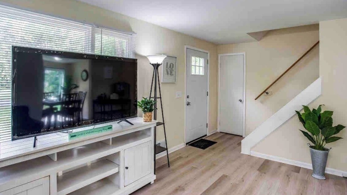 West Henrietta House | ~Cozy Home~ Steps to RIT by UofR/Airport/DWTN w/AC