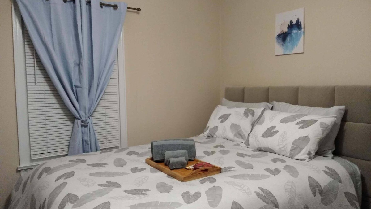 Forest Park House | Cozy Home w/Wifi, Netflix, Smart TV, Near Airport