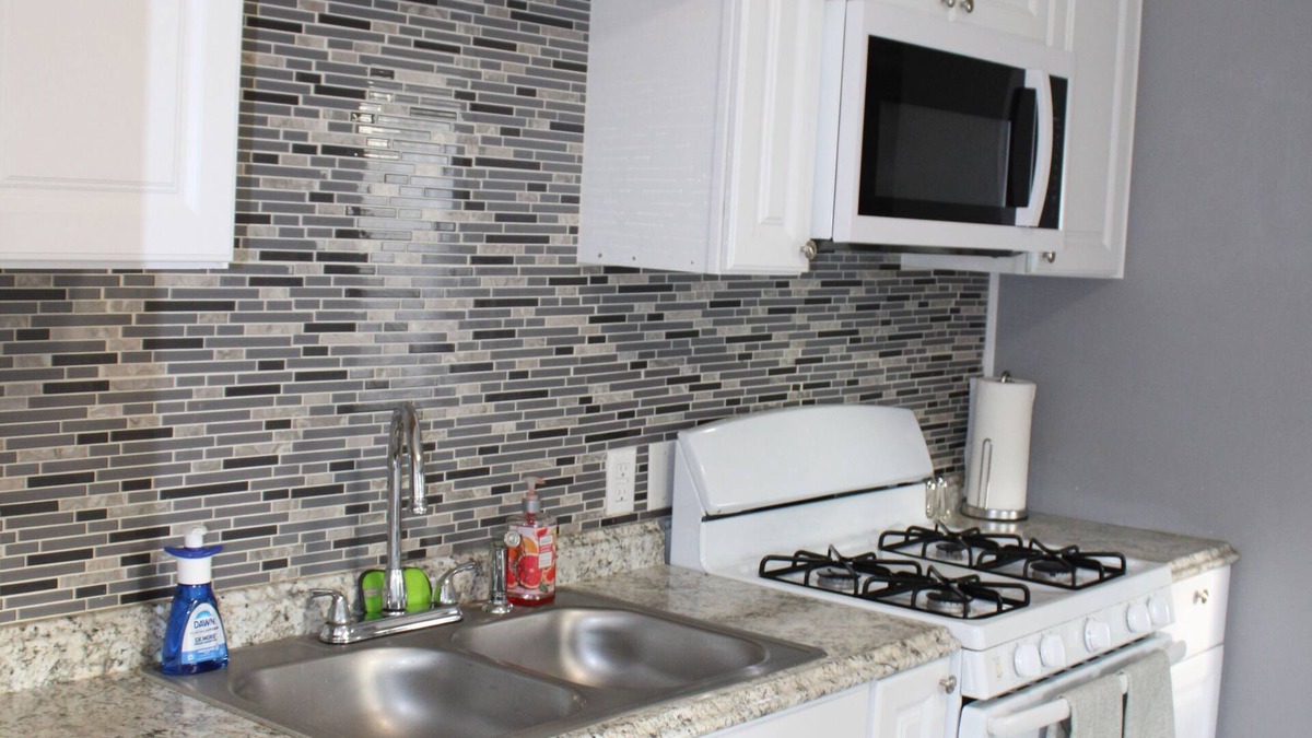 Bremerton House | Cozy home walking distance from the beach, festivals & Bremerton-Seattle ferry.