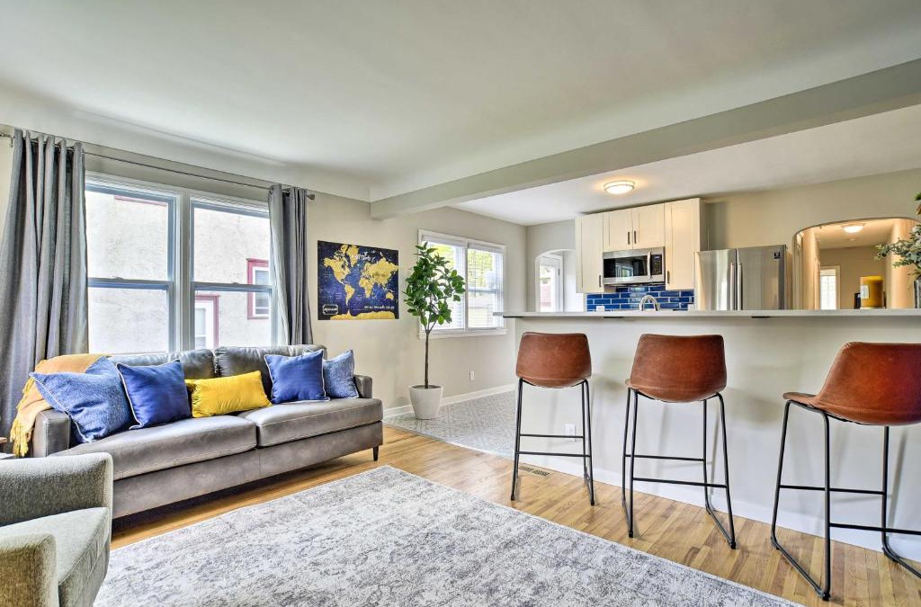 Hiawatha House | Cozy Home WiFi, Parking, 5 Mi to Dtwn Mpls!