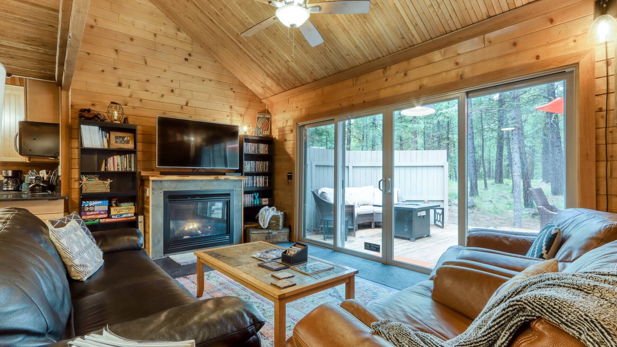 Black Butte Ranch House | Cozy home with shared pool, sauna, golf, private hot tub & deck - dog-friendly