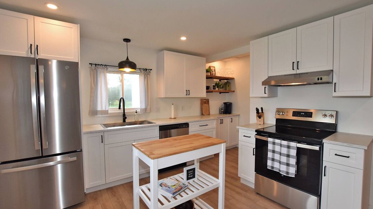 Woodstock House | Cozy Home With River View