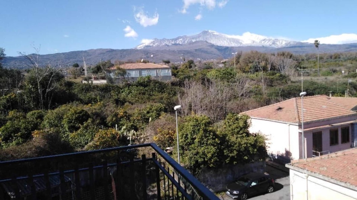 Linera Condo | Cozy home with Etna view and beach nearby