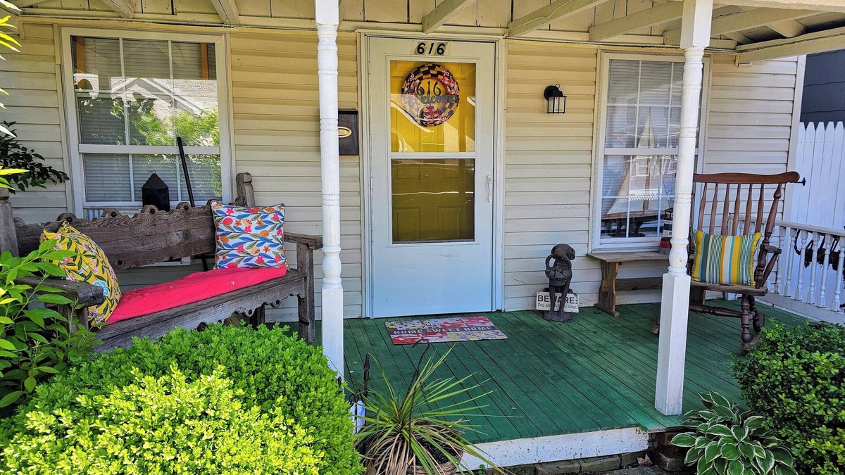 Havre De Grace House | Cozy home with fenced in yard-Dog Friendly . 2 block walk to historic downtown!