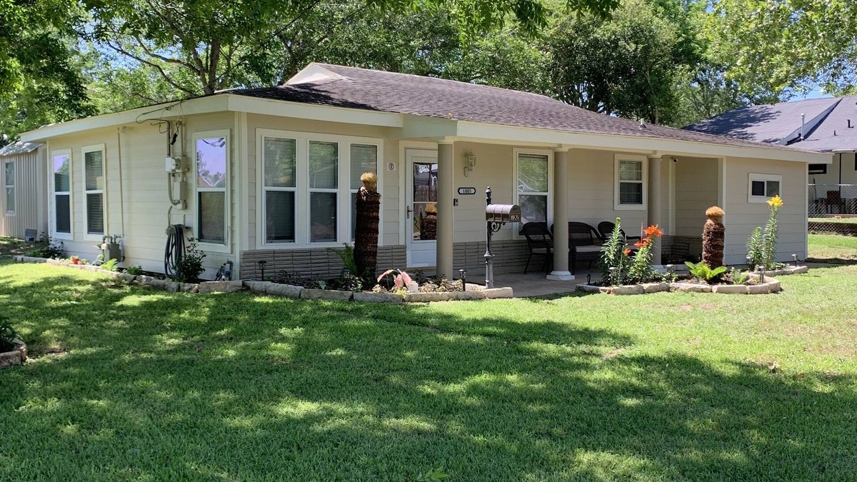 Schulenburg House | Cozy home with great landscaping and cute decor!