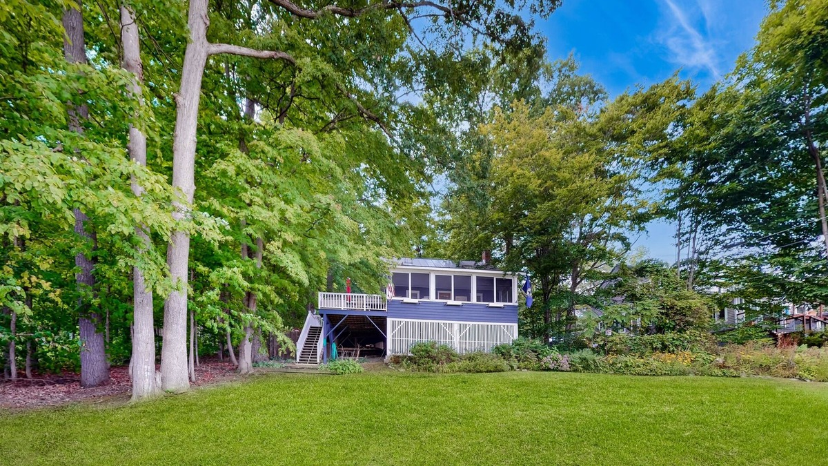Castleton House | Cozy home with lake front property, views, bbq, dock, kayak, wifi, TV, w/d