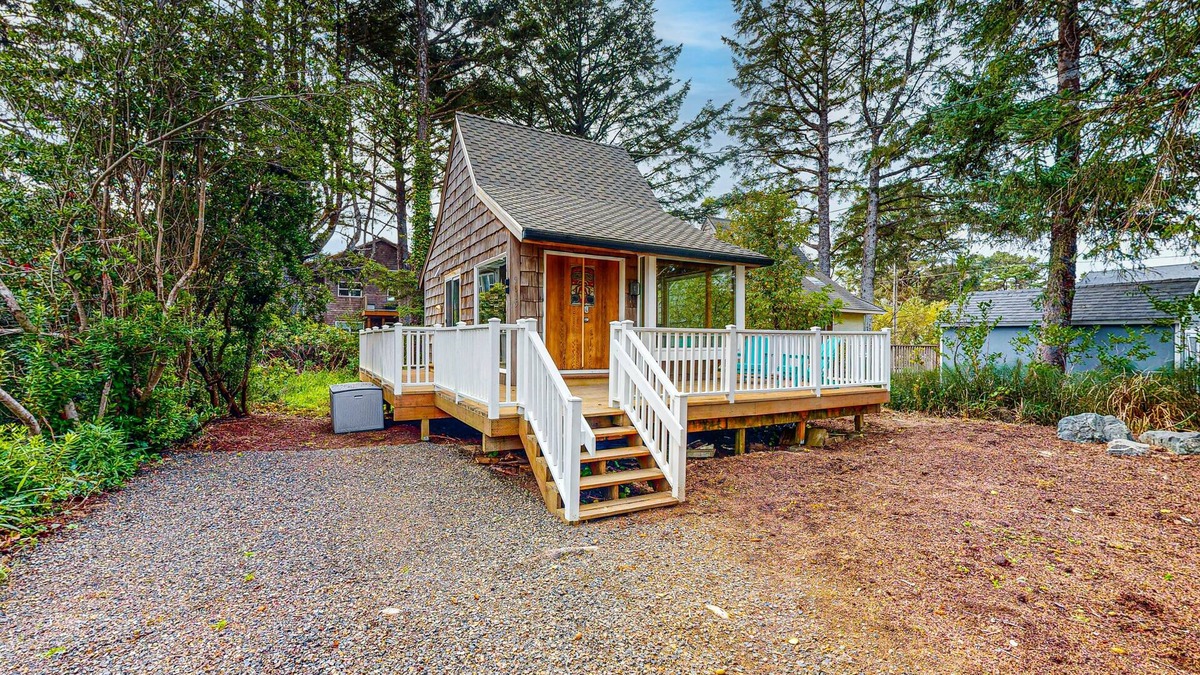 Manzanita House | Cozy home with loft, steps to ocean, with workspace and streaming