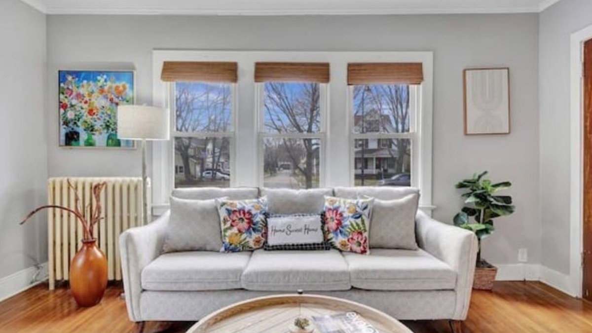 Charlotte House | Cozy home with office walking distance to beach