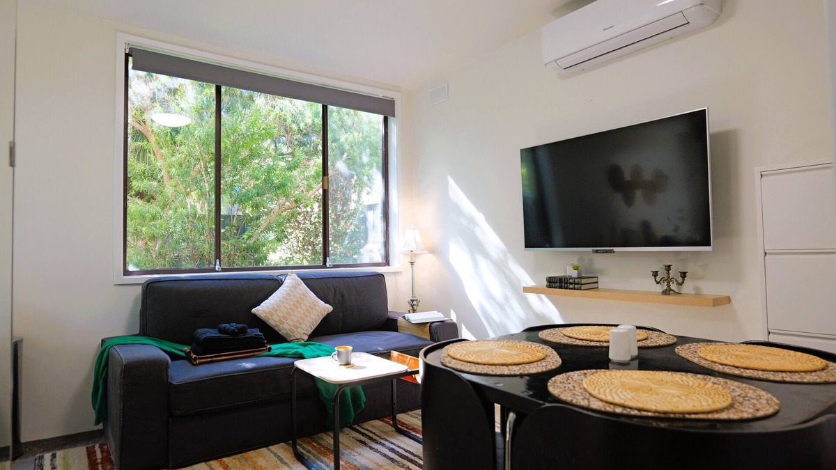 Albion Apartment | Cozy Hommee Stay Near CBD & Airport | Free Parking & Self Check-In