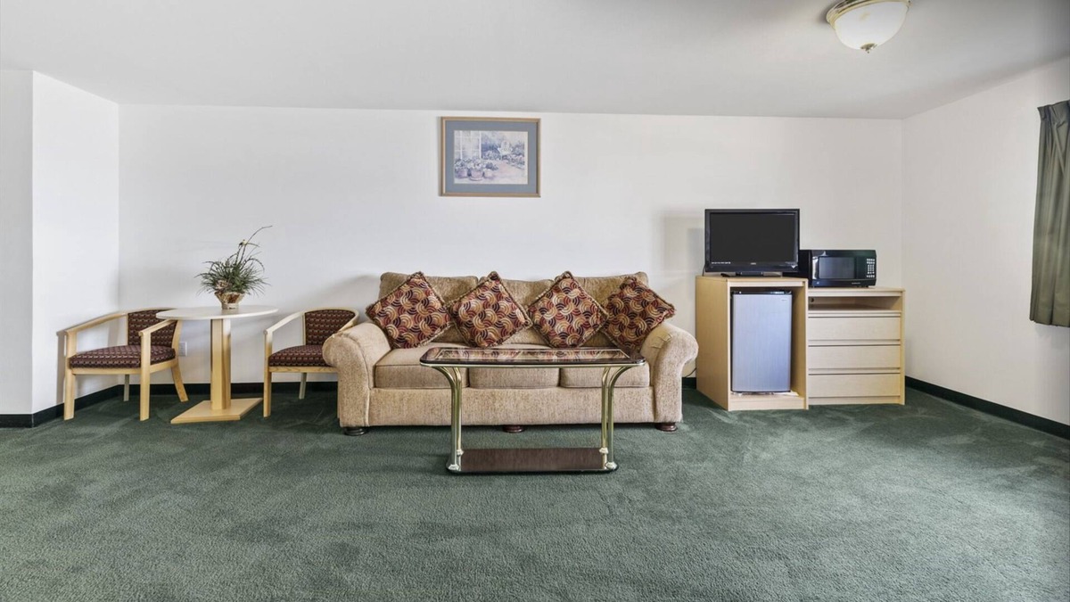 Red Bud Bed & Breakfast | Cozy Honeymoon Suite with Jacuzzi and Free Parking