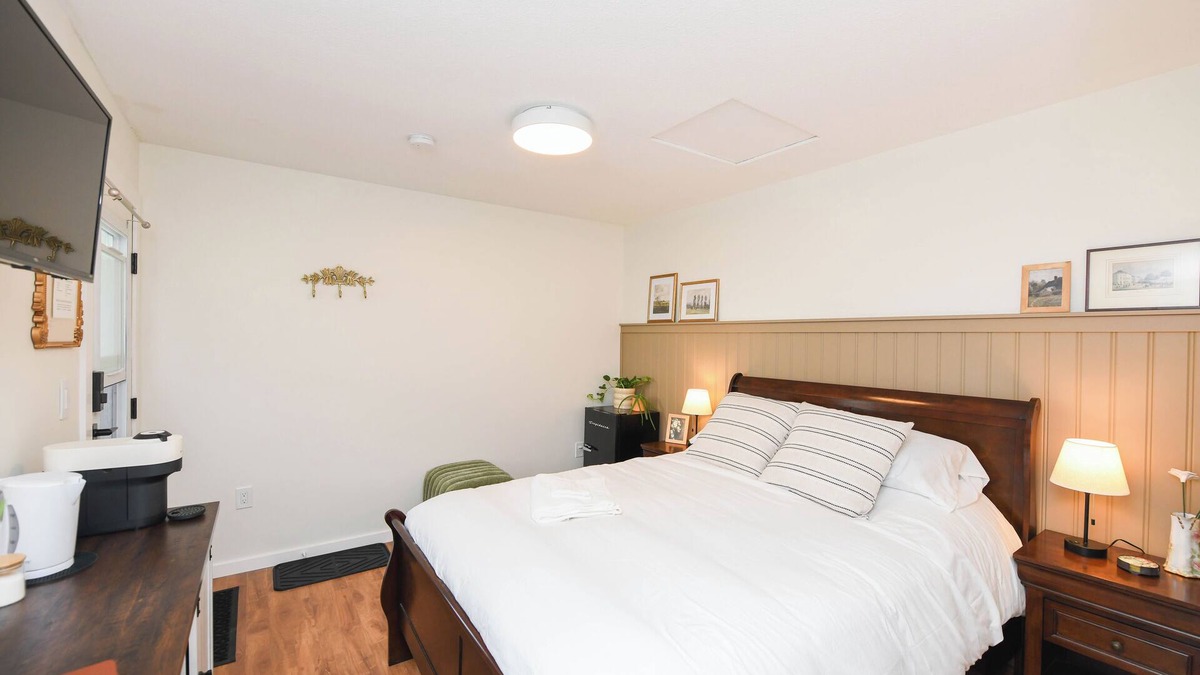 Courtenay House | Cozy hotel like bedroom suite with fridge, microwave, coffee and full piece bath