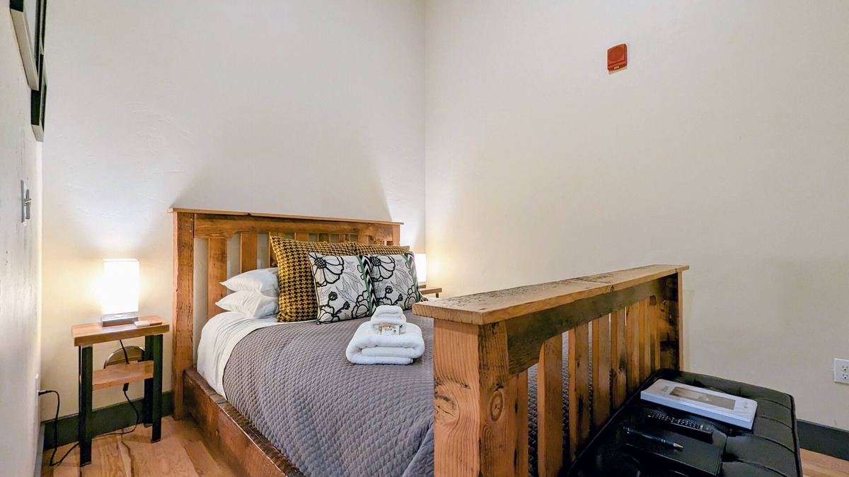 Amity Apartment | Cozy hotel-style interior queen room