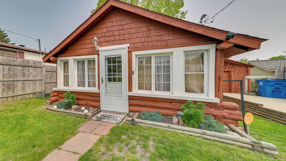 Houghton Lake Cabin | Cozy Houghton Lake Vacation Rental w/Fireplace!