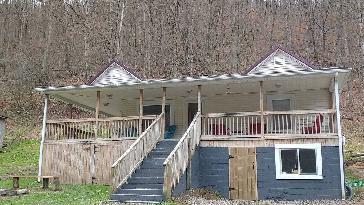 Henlawson House | Cozy house, 2 bed, 1 bath, full kitchen, close to Bearwallow