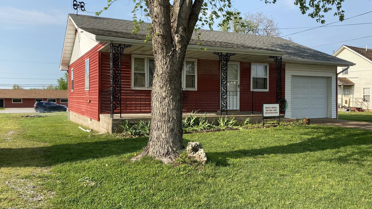 Wheatland House | Cozy house/attached garage close to Lucas Oil Race Track and Pomme De Terre Lake