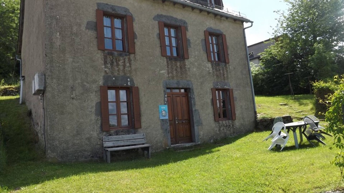 Montboudif Cottage | Cozy house for 4 with garden, fireplace, near Super-Besse