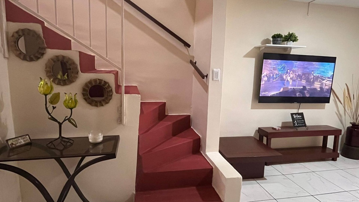 Garzota House | Cozy House in gated community w/hot water, fast wifi, by Samanes Park & Mall.