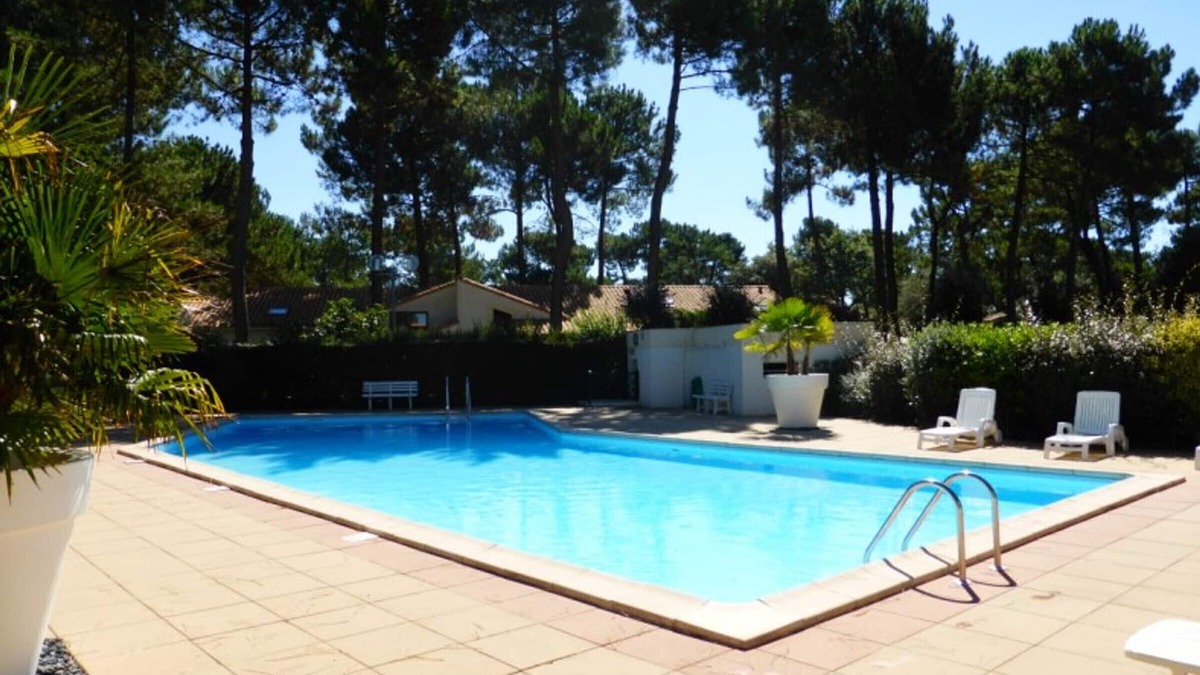 Les Mathes House | Cozy House in La Palmyre: Pool, Terrace, Near Beach & Shops, Sleeps 4/5