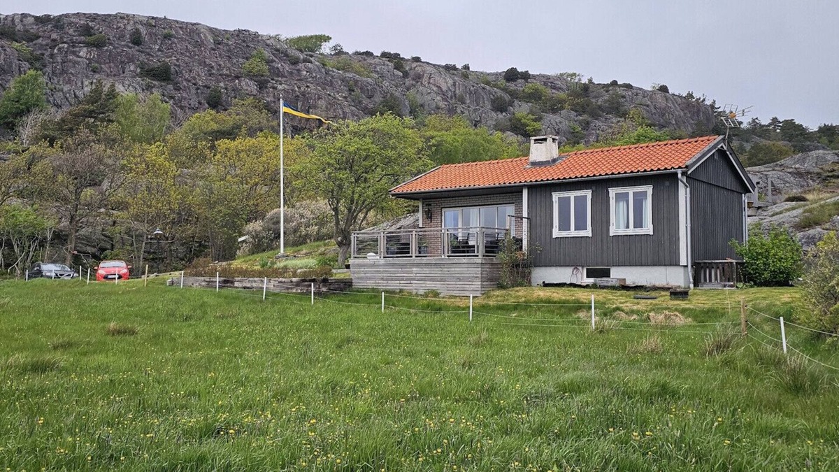 Skaerhamn House | Cozy house in Skärhamn surrounded by mountains, 450m to the sea | SE09117