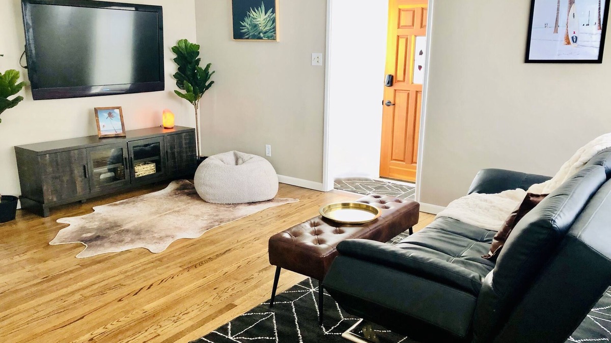Lake Balboa House | Cozy House in the Heart of the Valley